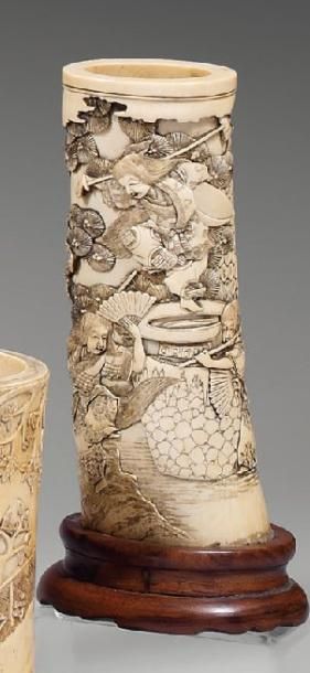 null Vase cylindrique ou porte-pinceaux composé d'une partie de défense d'éléphant...