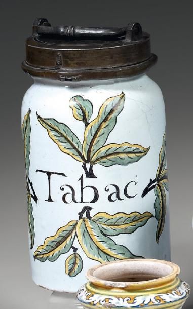 null Pot à tabac cylindrique en faïence à fond blanc décoré en façade de quatre feuilles...