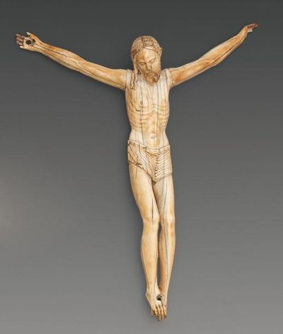 null Christ en croix, en ivoire très finement sculpté. Le périzonium retenu sur les...