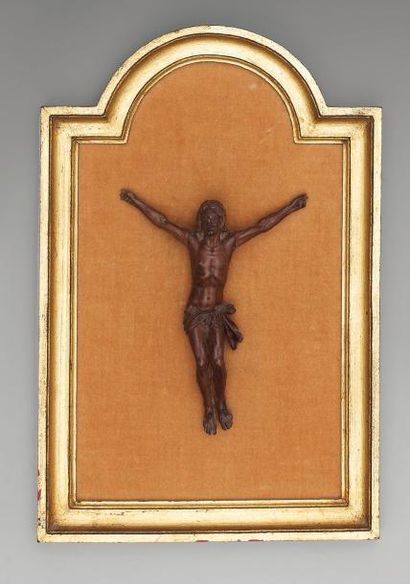 null Christ en croix, en bois naturel finement sculpté. Il est représenté vivant....
