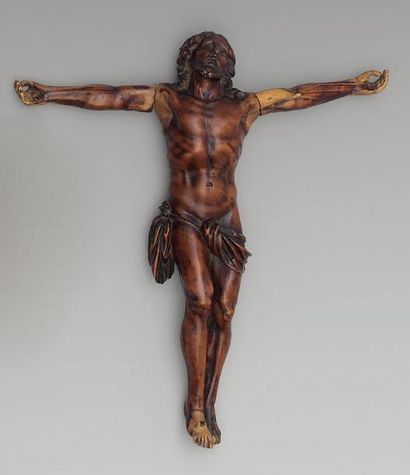 null Christ en croix, en bois sculpté. Il est représenté la tête renversée vers l'arrière....