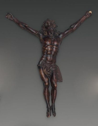 null Christ en croix, déhanché, en bois naturel sculpté. Il est représenté les yeux...