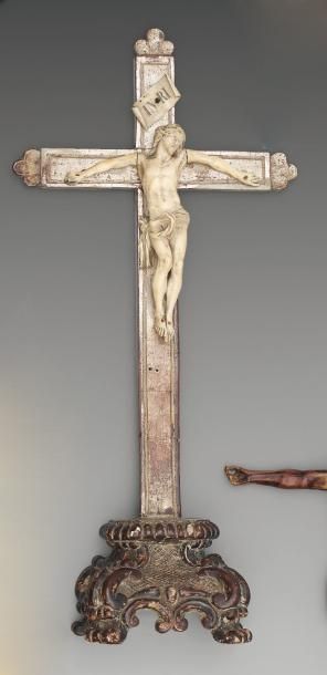 null Christ en croix, en ivoire sculpté, représenté coiffé d'une couronne d'épines....