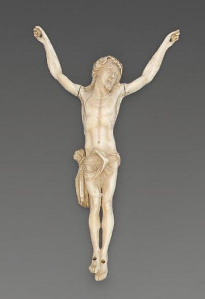 null Petit Christ en croix, en ivoire sculpté, représenté la tête penchée vers l'épaule...