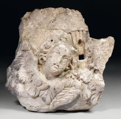null Elément en pierre sculpté, figurant un angelot. XVIIIe siècle. Hauteur: 50 cm...