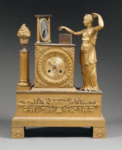 null Pendule en bronze ciselé et doré, symbolisant «La toilette de Psyché». Le cadran...