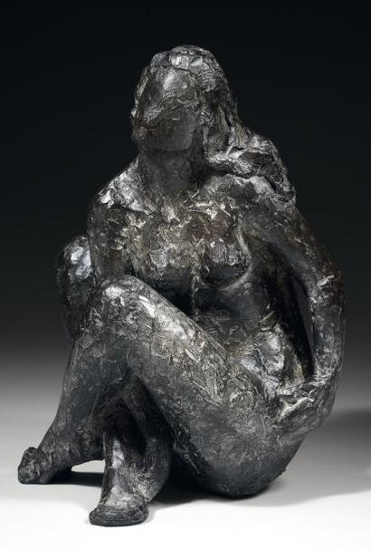 Marie LA VARANDE (XXe siècle) Dame noire jambes croisées Bronze à patine noire mordorée...