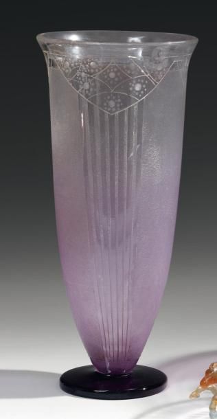 SCHNEIDER Vase de forme tulipe en verre mauve dégradé à décor gravé de vases de style...