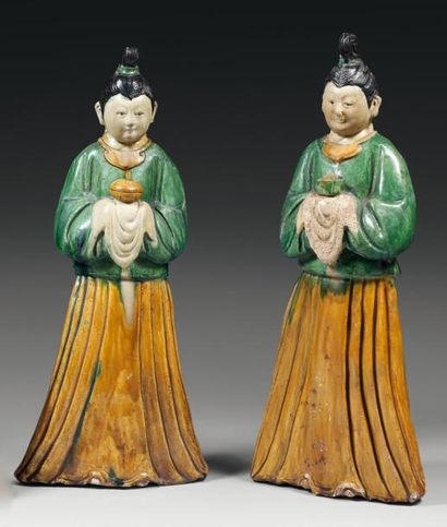 null Paire de statuettes en grès vernissé jaune et verte. Chine, époque Ming. Usures....
