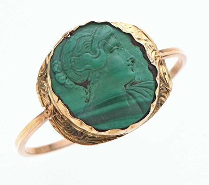 null Ring in yellow gold 18K 750 thousandths decorated with an oval malachite engraved...