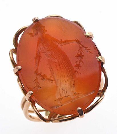 null Yellow gold ring 18K 750 thousandths decorated with a plate of oval carnelian...