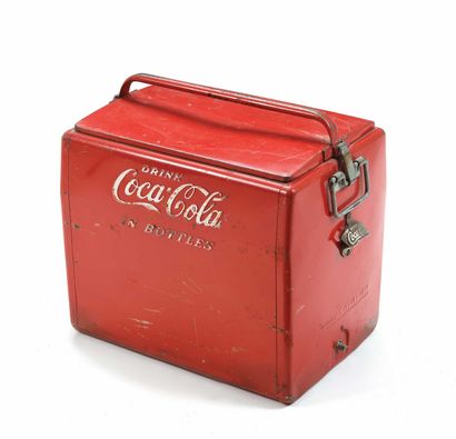 null Glacière en métal laqué rouge et marquée Coca cola. Vers 1950. 48 x 45 x 32...