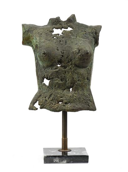 null Attribué à Pierre CHENET (XXe-XXIe) Buste de femme Epreuve en bronze. 35 x 28...