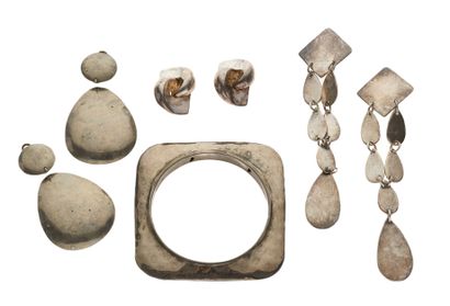 null Lot de bijoux modernistes en métal comprenant : un bracelet rectangulaire martelé,...