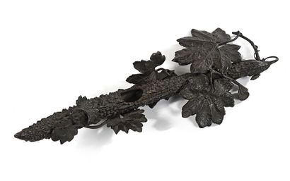 null 121 Elément en bronze à patine brune à décor de feuilles. Japon, XIXe siècle....