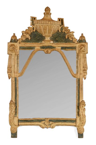 null 301 Miroir en bois sculpté laqué vert et beige, à décor d une urne, guirlandes...