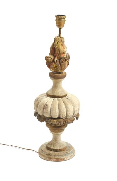 null 213 Pot à feu en bois sculpté et peint. Italie, XVIIIe siècle. Hauteur : 58...