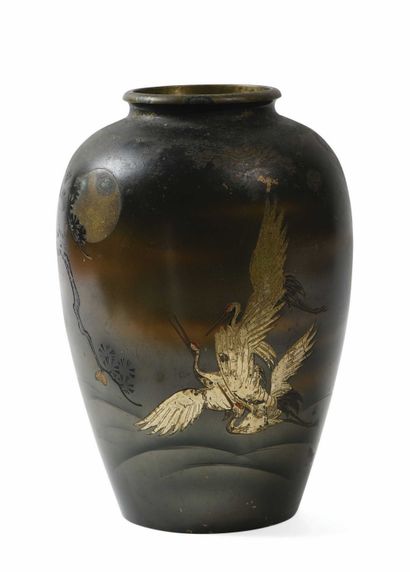 null 131 JAPON - Epoque MEIJI (1868-1912) Vase de forme balustre en bronze à patine...