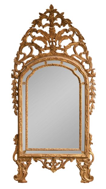 null 300 Important miroir cintré à parcloses et à fronton en bois sculpté et doré...