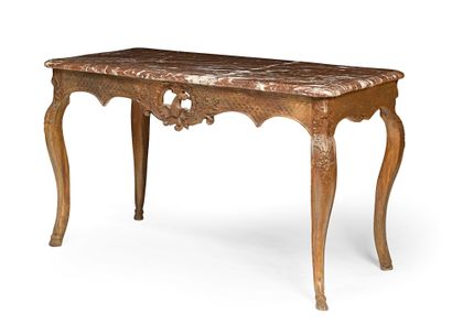 null 296 Table de milieu en bois naturel sculpté à décor en ceinture de motifs feuillagés,...