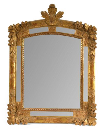 null 305 Miroir cintré à parcloses en bois sculpté et doré à décor floral et surmonté...