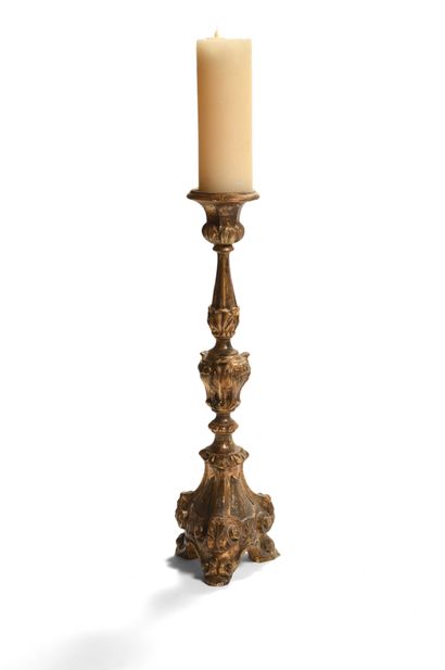 null 222 Grand flambeau tripode en bois sculpté et doré. Italie, XVIIIe siècle. Hauteur...