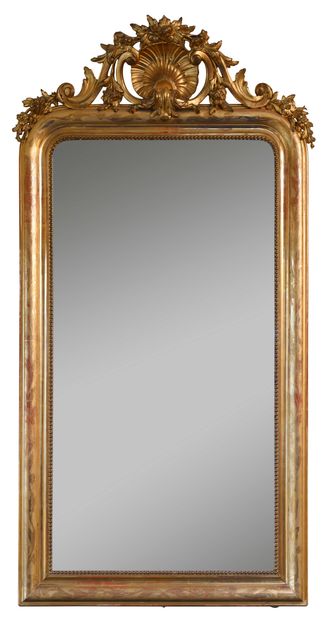 null 340 Grand miroir en bois et stuc doré à décor de filet de perles et feuillages...