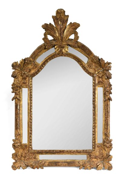 null 294 Miroir galbé à parcloses en bois sculpté et doré à décor de fleurs et feuillages...