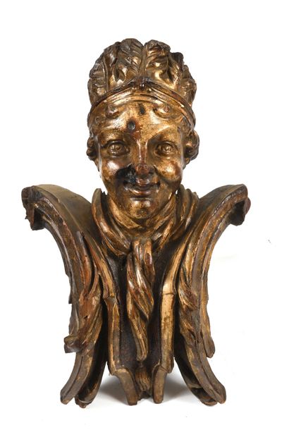 null 214 Elément en bois sculpté peint et doré représentant une tête d indien. Epoque...