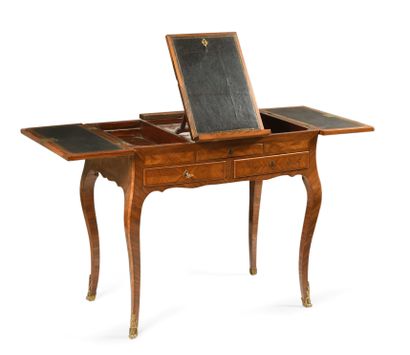 null 283 Table à écrire rectangulaire en bois de placage en frisage ouvrant par trois...