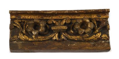 null 219 Elément décoratif en bois sculpté et doré. XVIIIe siècle. Longueur : 30...