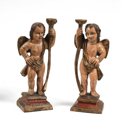 null 187 Paire d angelots en bois sculpté formant porte-lumières, XVIIIe siècle....