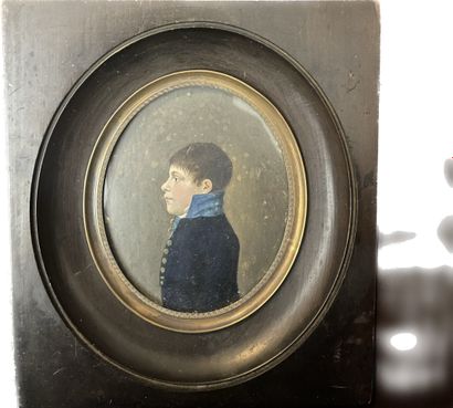 null 225 Ecole française du début du XIXe siècle Jeune homme de profil Miniature...