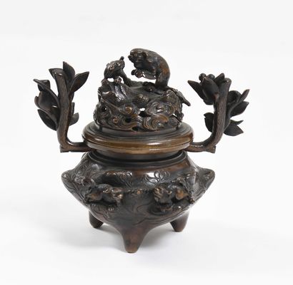 null 122 Brûle-parfum en bronze doré et patiné à décor de chiens de Fô. Japon, vers...