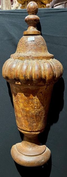 null 234 Elément d applique en bois sculpté en forme de vase. Début du XIXe siècle....