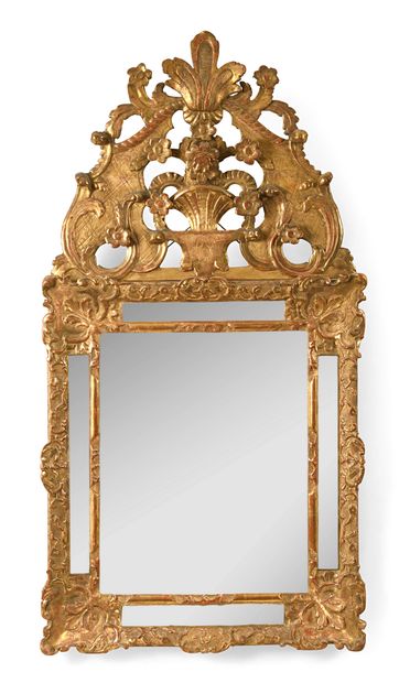 null 284 Miroir à parcloses en bois sculpté et doré à décor d agrafes et feuillages...