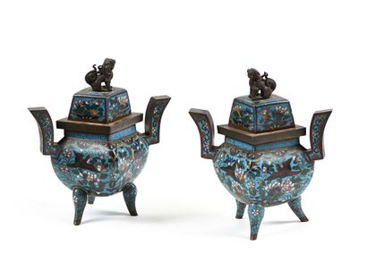null 127 Deux vases couverts tripodes en cloisonné. Chine, XIXe siècle. Hauteur :...