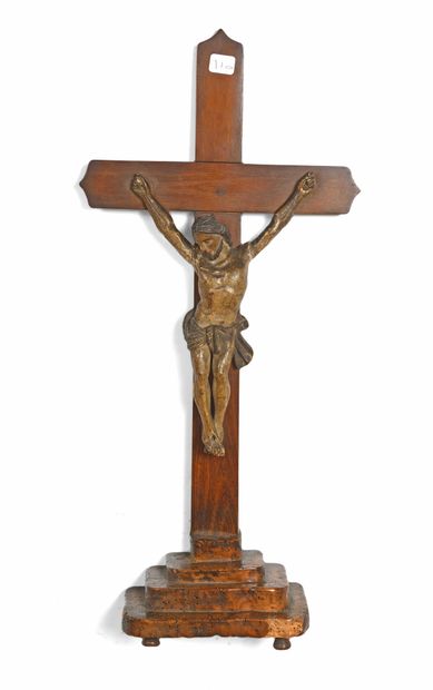 null 220 Crucifix en bois sculpté et polychromé. Art populaire, fin du XVIIIe siècle....
