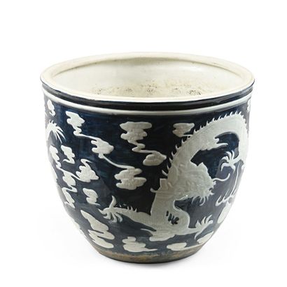 null 132 Cache-pot en porcelaine à décor de deux dragons sur fond bleu. 35,5 x 3...