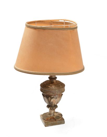null 227 Pied de lampe en forme de vase en bois peint. XVIIIe siècle. Hauteur : 20...