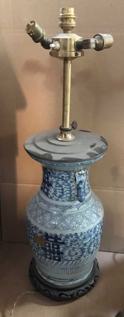 null Porcelain vase with blue and white decoration mounted in lamp. Height : 64c...