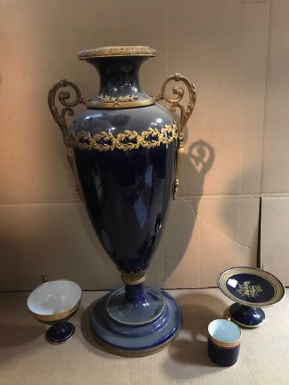 null Vase à deux anses en bronze doré, deux tasses et une coupelle en porcelaine...