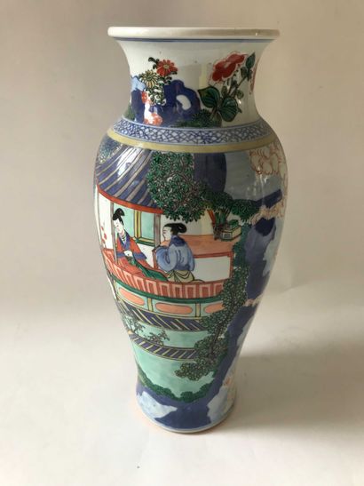 null Vase en porcelaine à décor de personnage dans une pagode et branchage. Travail...