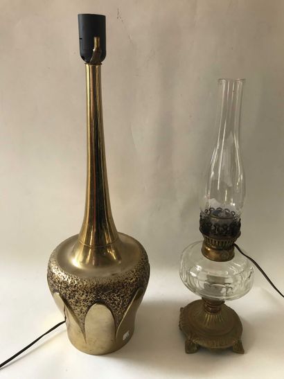 null Vase en laiton à décor repoussé et lampe à pétrole. 57 et 51cm