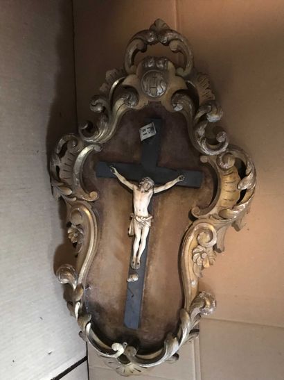 null Crucifix dans un encadrement en bois doré. 55x34cm