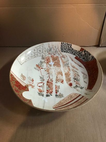 null Japan. Large earthenware dish with polychrome decoration of branches, flowers,...