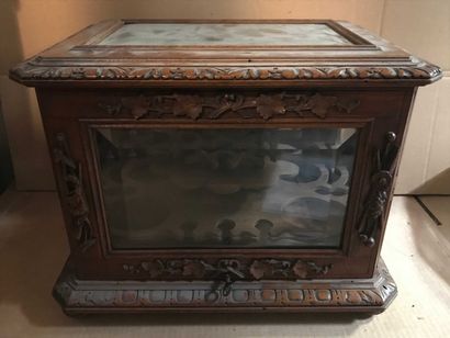null Carved natural wood liquor cabinet with glass on all sides. 28x37x28cm