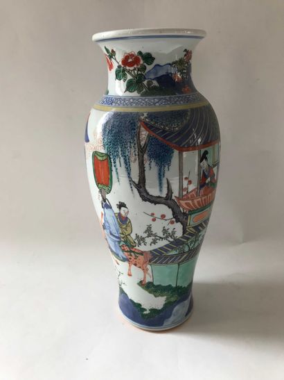 null Vase en porcelaine à décor de personnage dans une pagode et branchage. Travail...