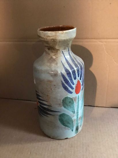 null Earthenware vase decorated with stylized flowers. Height. Height : 25cm