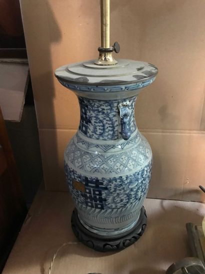 null Porcelain vase with blue and white decoration mounted in lamp. Height : 64c...
